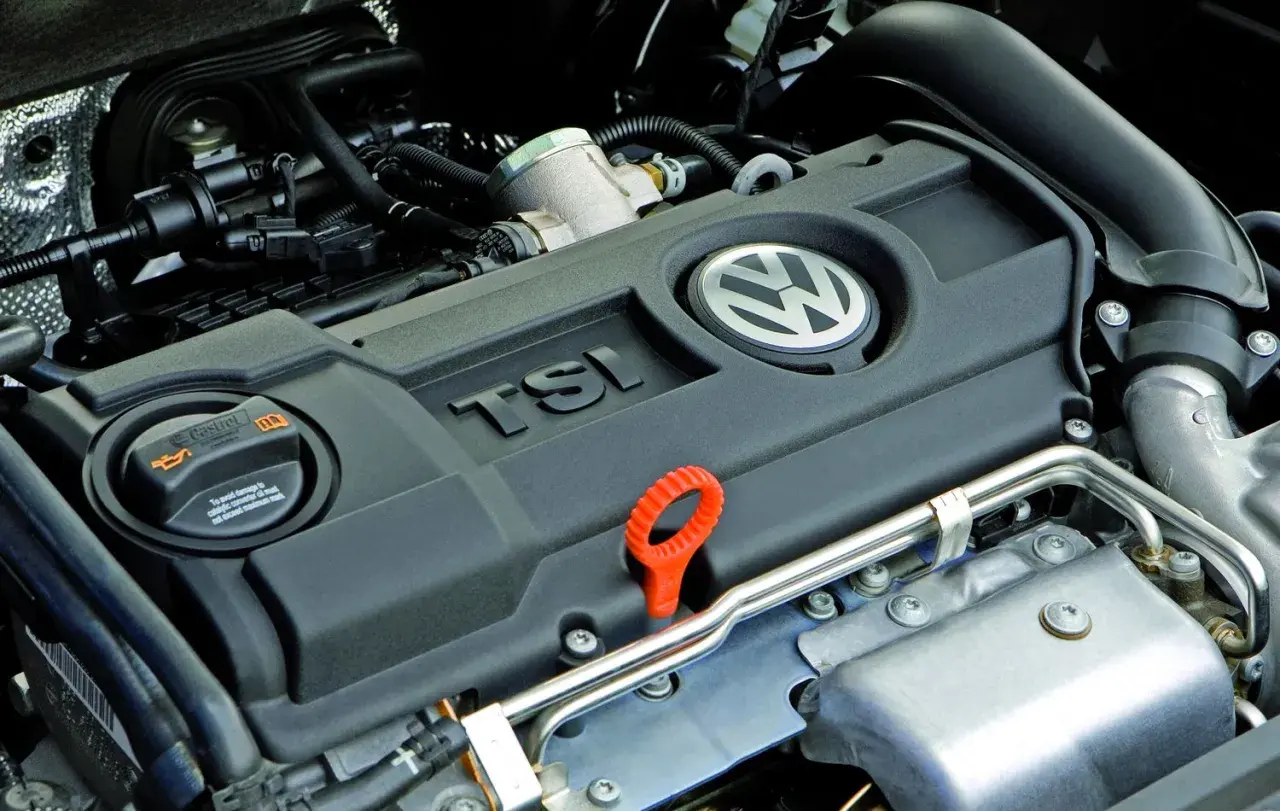 Motor Volkswagen 1.4 TSI. El tapón de aceite Castrol indica posibles problemas.