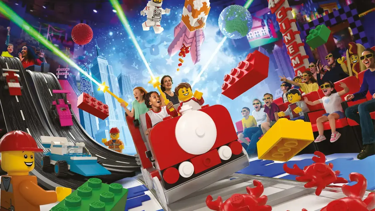 Lego Masters erleben eine Achterbahnfahrt voller Action und Spaß, mit Raketen, Rennwagen und einem Kino im Hintergrund.