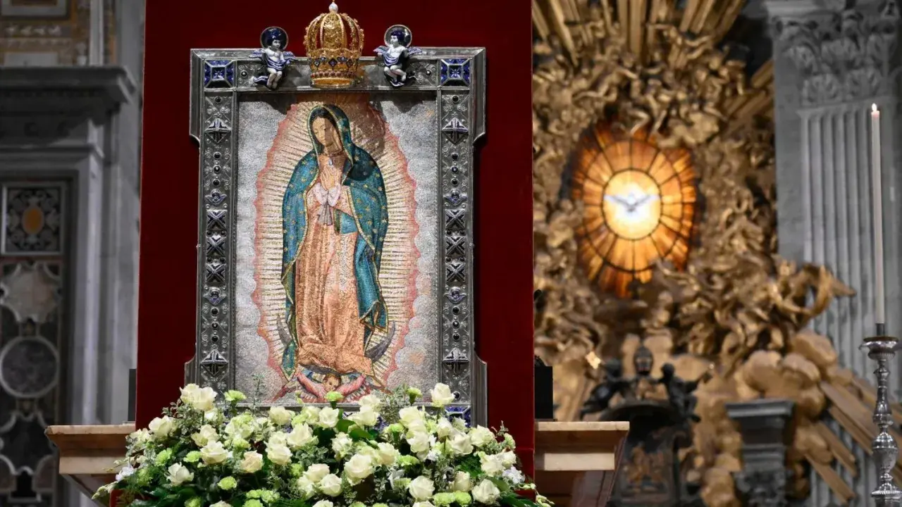 Matka Boża z Guadalupe, jej przesłanie pokoju i nadziei, w otoczeniu kwiatów i ozdobnej ramie, w kościele.