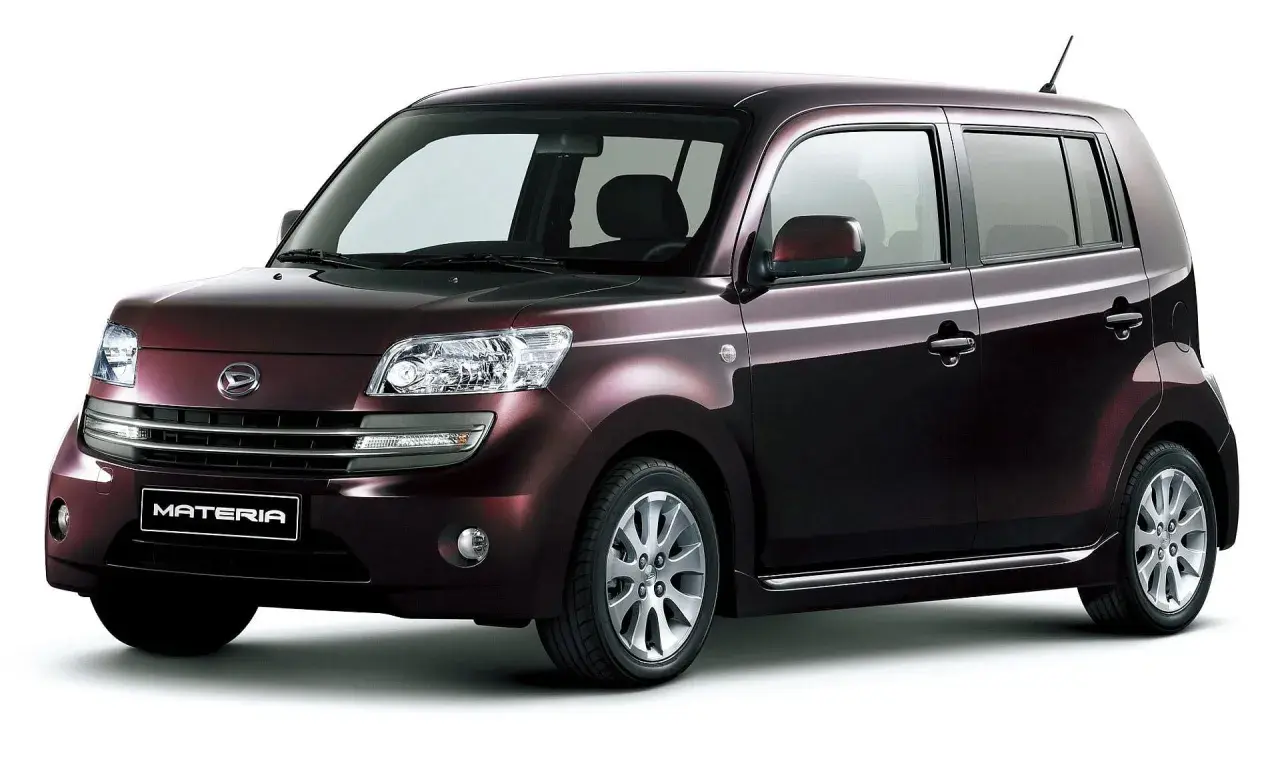 Elegancki, bordowy Daihatsu Materia z chromowanymi listwami i felgami, prezentujący swoją unikalną sylwetkę.
