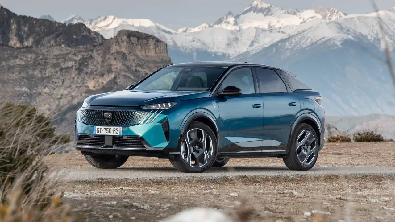 Nowy Peugeot 3008 w turkusowym kolorze na tle gór. Zastanawiasz się, jaki silnik wybrać?