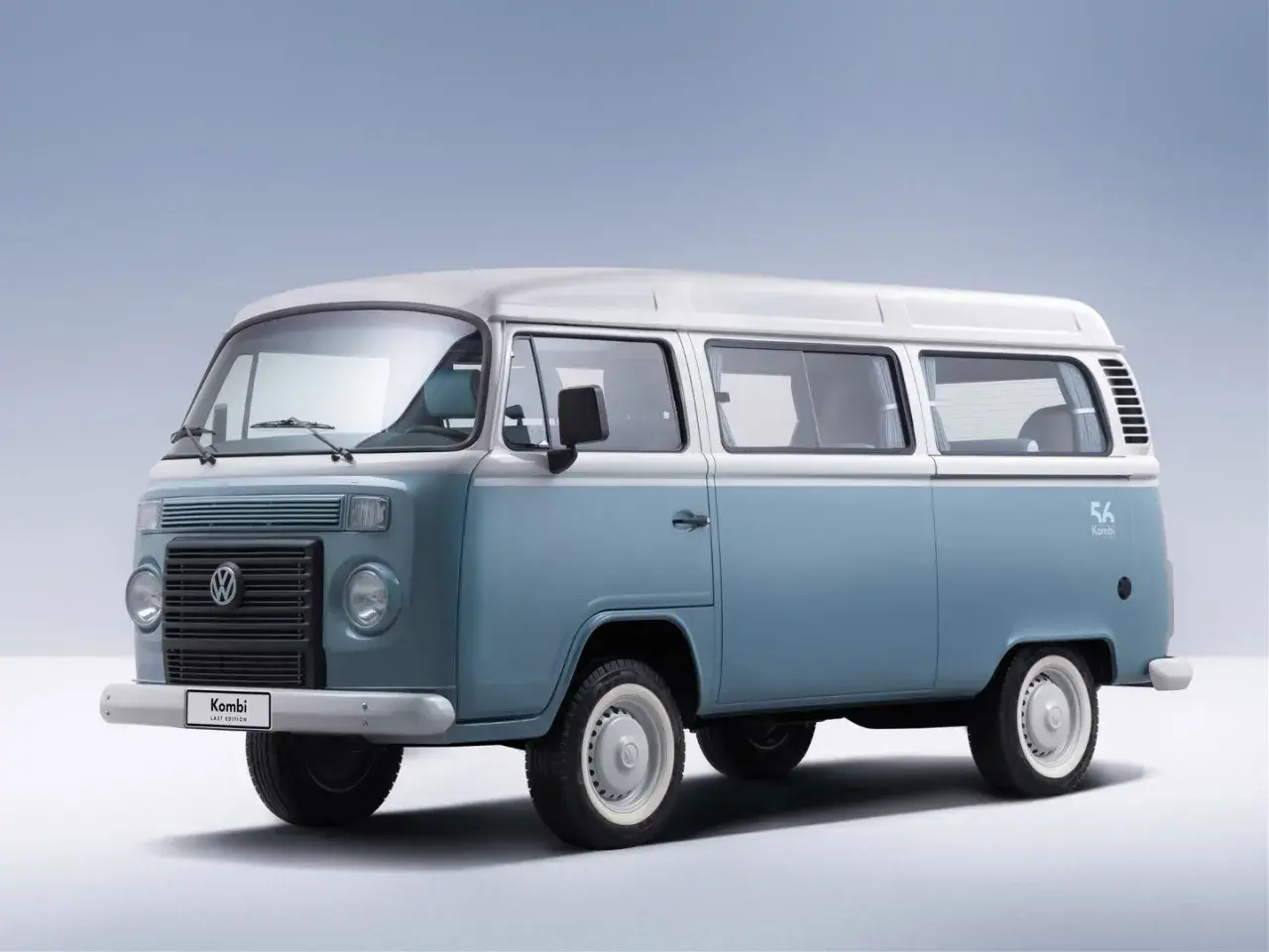 Niebiesko-biały VW T2 Kombi, ostatnia edycja, gotowy na przygodę.
