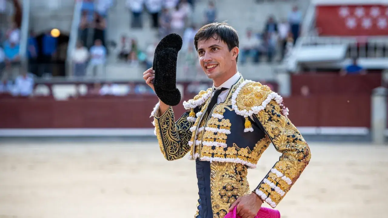 Fco José Espada, torero con traje de luces dorado y azul, saluda al público en la plaza.