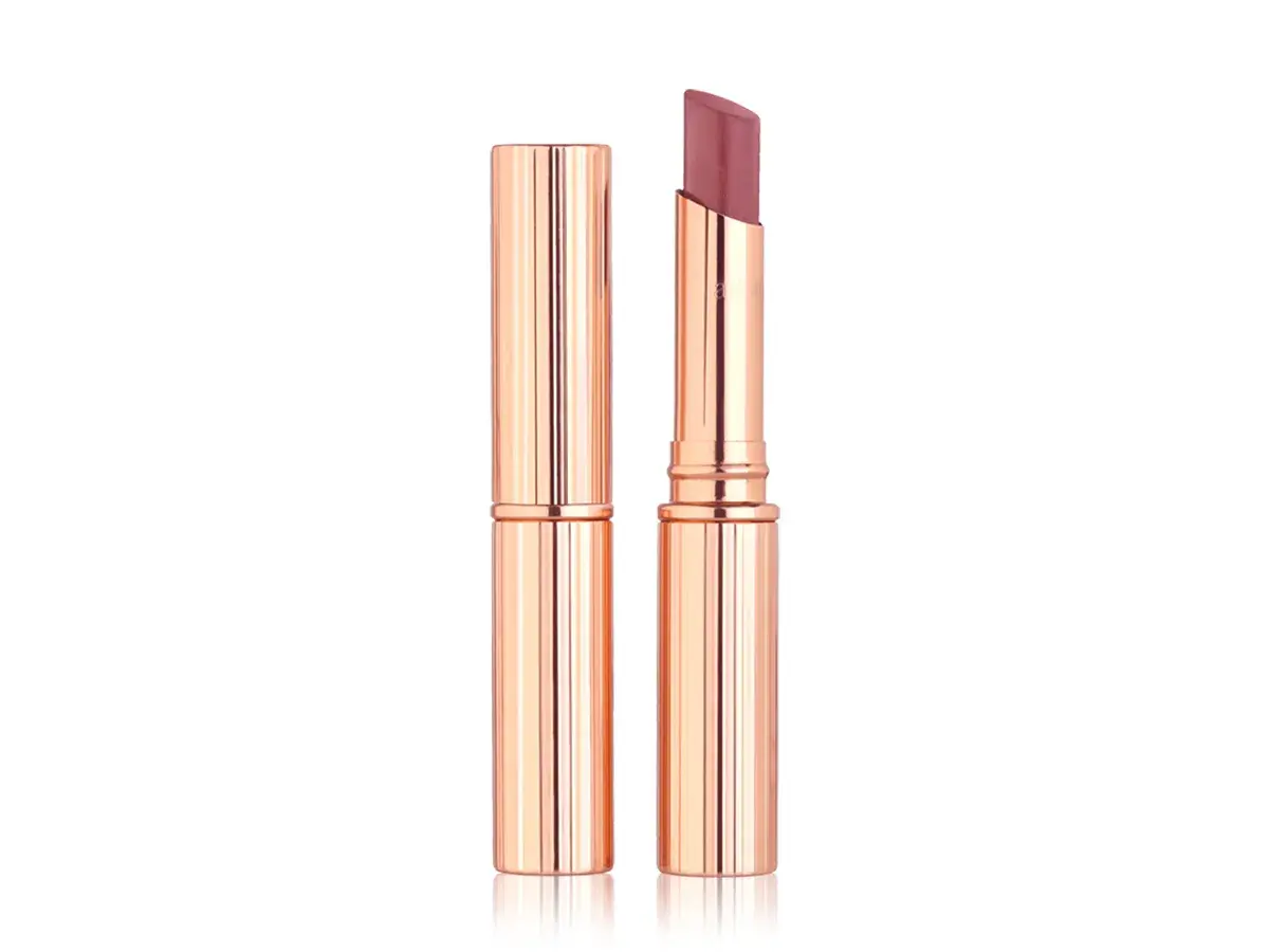 Rossetto color carne in elegante astuccio dorato. Un tono universale che valorizza ogni carnagione, per un look naturale e sofisticato.