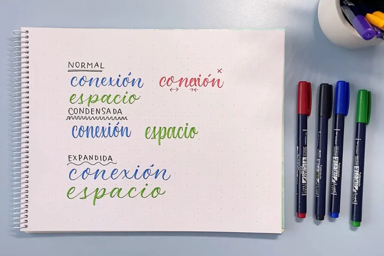 Ejemplos de nombres decorados en un cuaderno, mostrando diferentes estilos de escritura y espaciado. Se aprecian palabras como "conexión" y "espacio" en varios formatos.