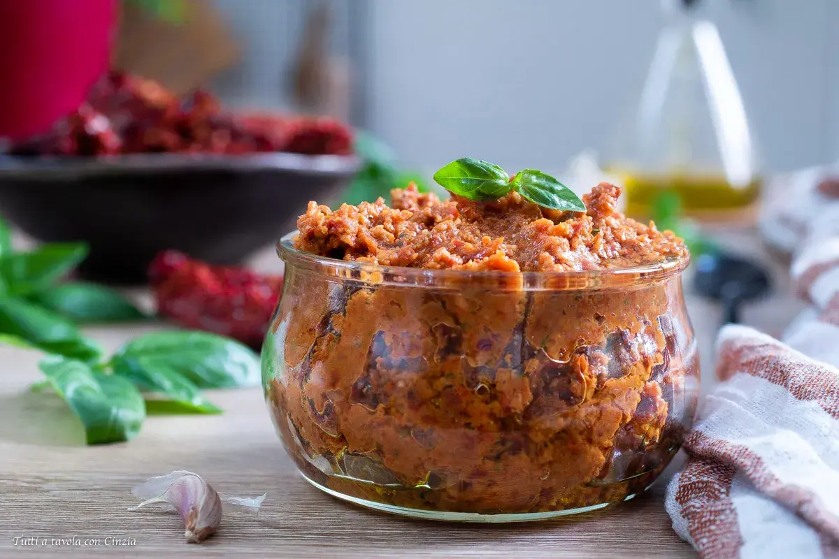 Paté di pomodori secchi: un condimento versatile per pasta, bruschette e molto altro. Scopri come usarlo per dare un tocco di sapore in più ai tuoi piatti.