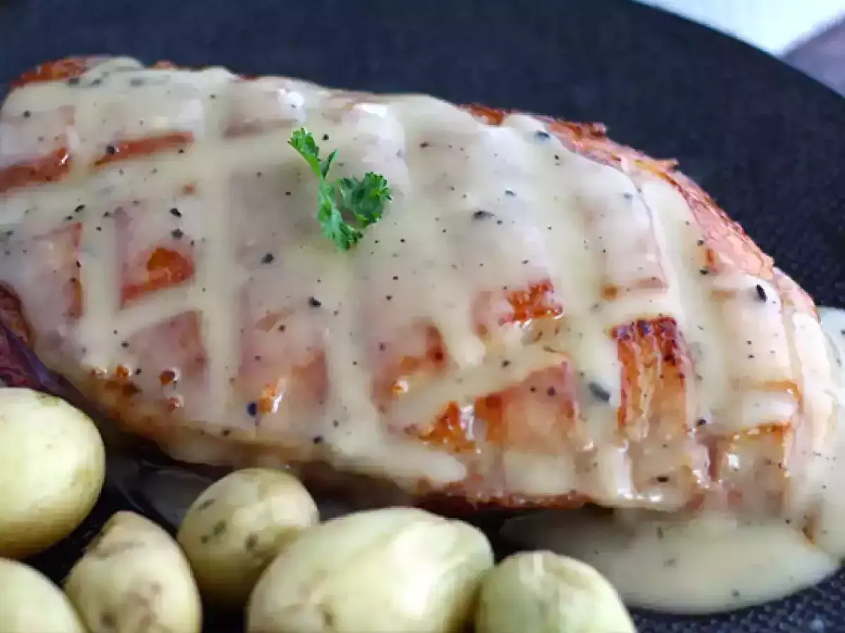 Grillowana pierś kaczki w kremowym sosie, idealna do podania z ziemniaczkami. Dowiedz się, jak zrobić sos z tłuszczu kaczki.