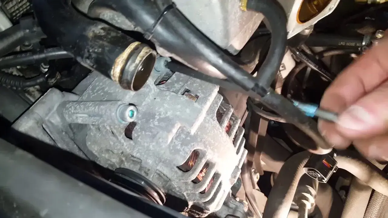 Gdzie jest termostat w Audi A4 B5 1.8 benzyna? Oto odpowiedź!