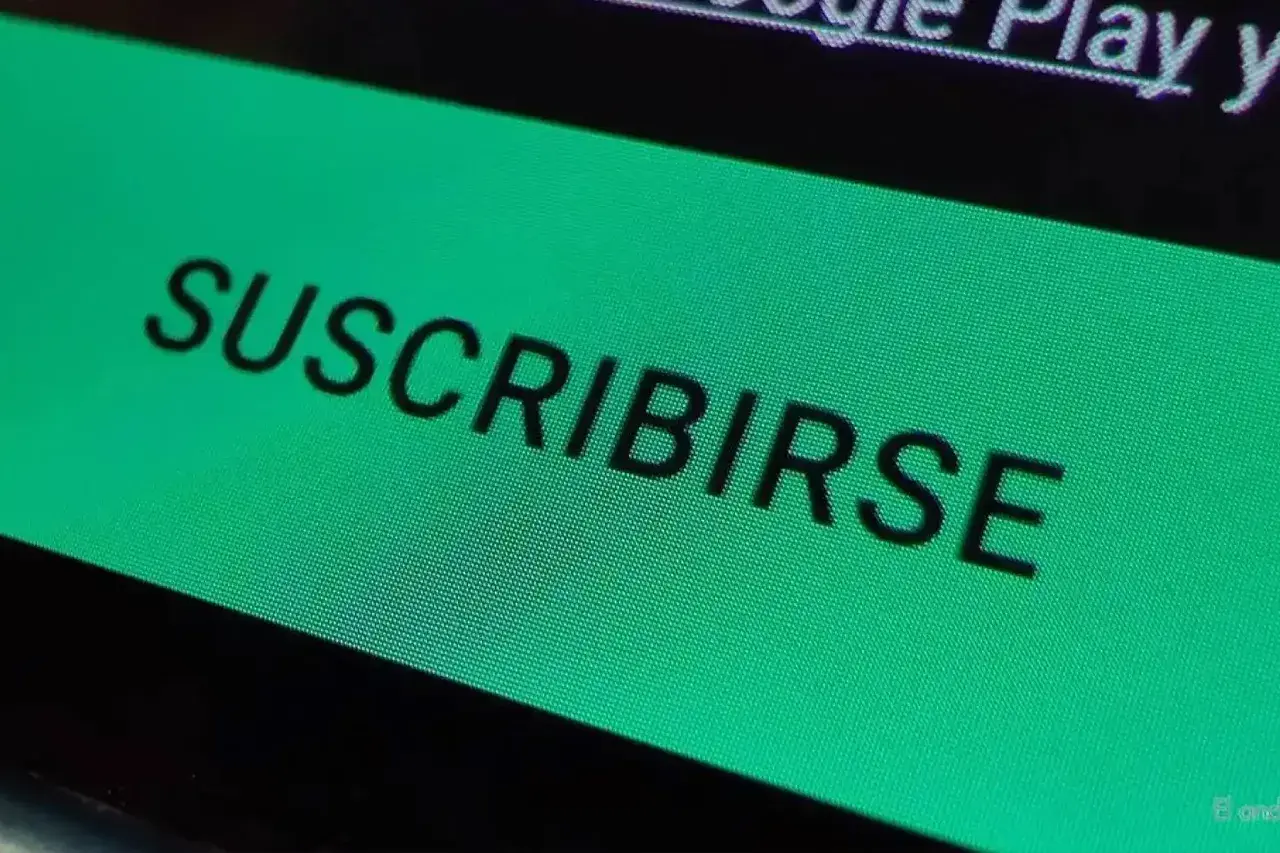 Zielony przycisk "SUSCRIBIRSE" na ekranie, zachęcający do subskrypcji aplikacji do oglądania filmów.