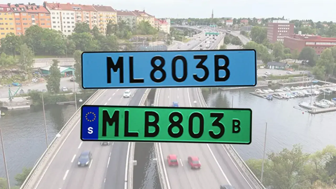 Två registreringsskyltar, en blå med texten ML 803B och en grön med texten MLB 803B, visas över en stadsmiljö med broar och båtar.