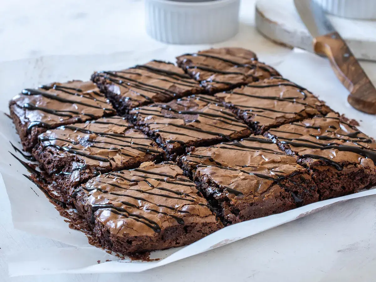 Deliciosos brownies de chocolate, recién hechos en airfryer, con un glaseado de chocolate negro.