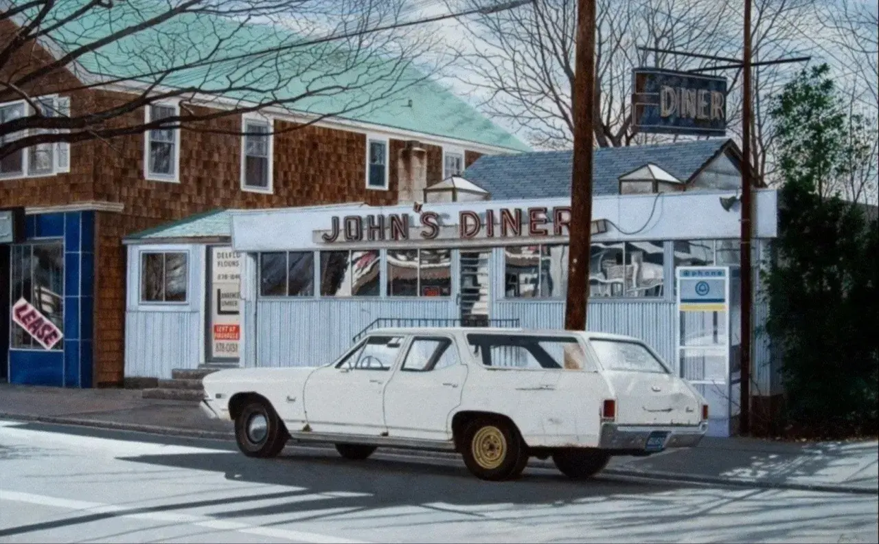 Białe kombi przed "John's Diner" wygląda jak żywe, mistrzowski fotorealizm.