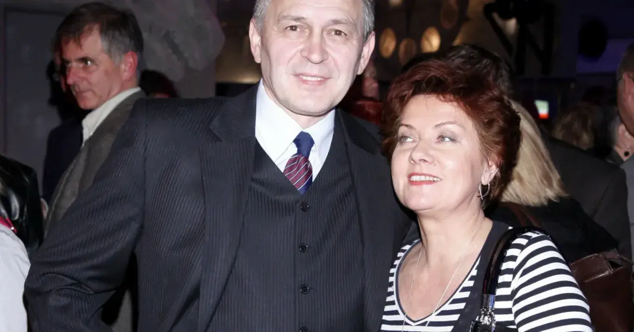 Jacek Sas Uhrynowski w garniturze i kobieta w pasiastym topie.
