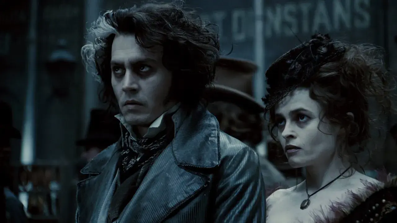 Johnny Depp som Sweeney Todd i en av hans mest ikoniska filmer. Han står bredvid Mrs. Lovett, spelad av Helena Bonham Carter.