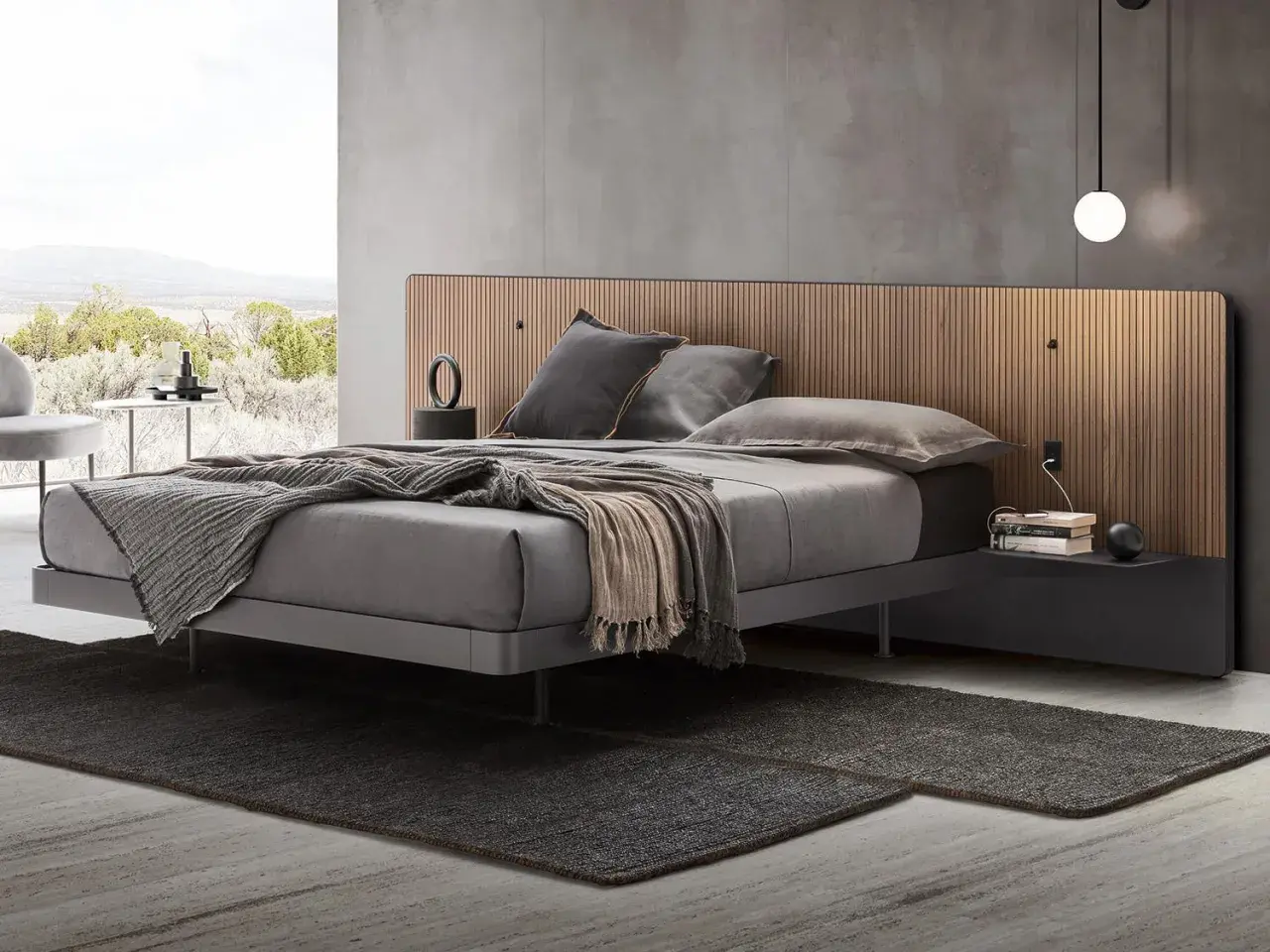 Elegante camera da letto con letto grigio e testiera in legno. Il colore grigio abbinamento crea un'atmosfera rilassante.