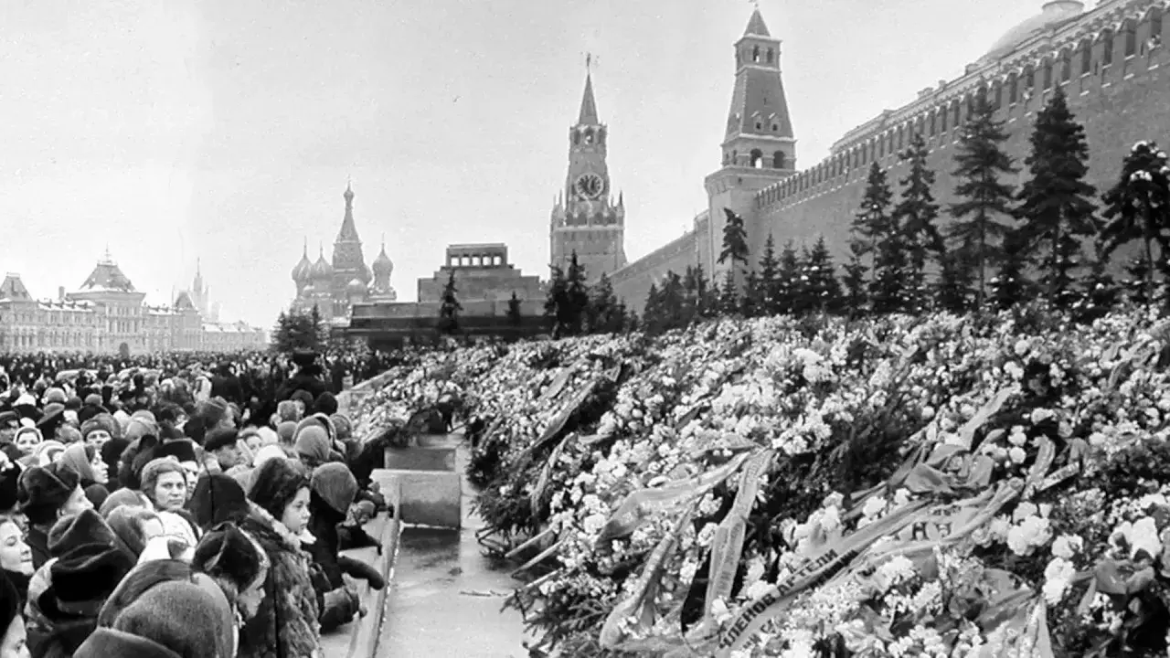 Trauernde auf dem Roten Platz in Moskau, Kränze vor dem Lenin-Mausoleum. Die Todesursache von Nikita Chruschtschow ist hier nicht ersichtlich.