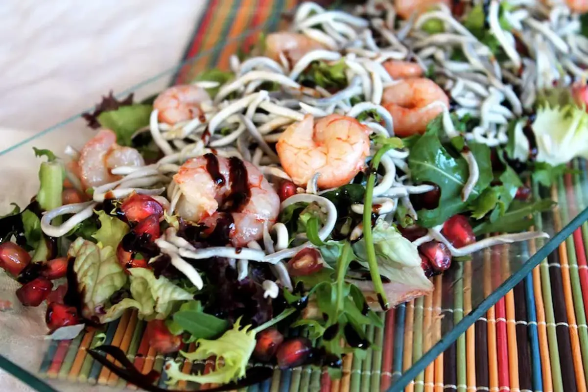 Deliciosa ensalada de gulas con gambas, granada y aderezo balsámico.