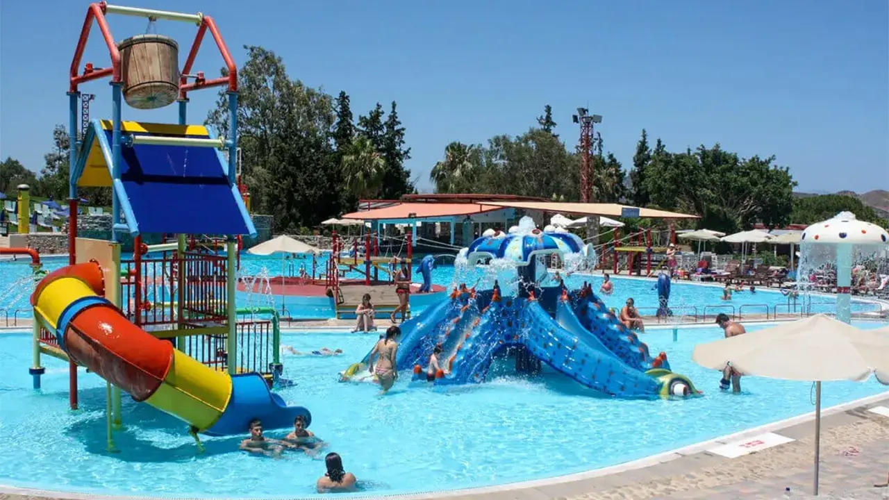 Vattenpark med rutschkanor och plaskande barn. Massor av roliga aktiviteter på Kreta för hela familjen.