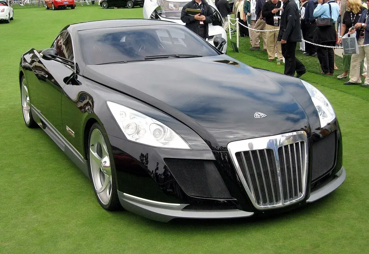 Czarny Maybach Exelero, najdroższe auto na świecie, prezentuje się na zielonej trawie.