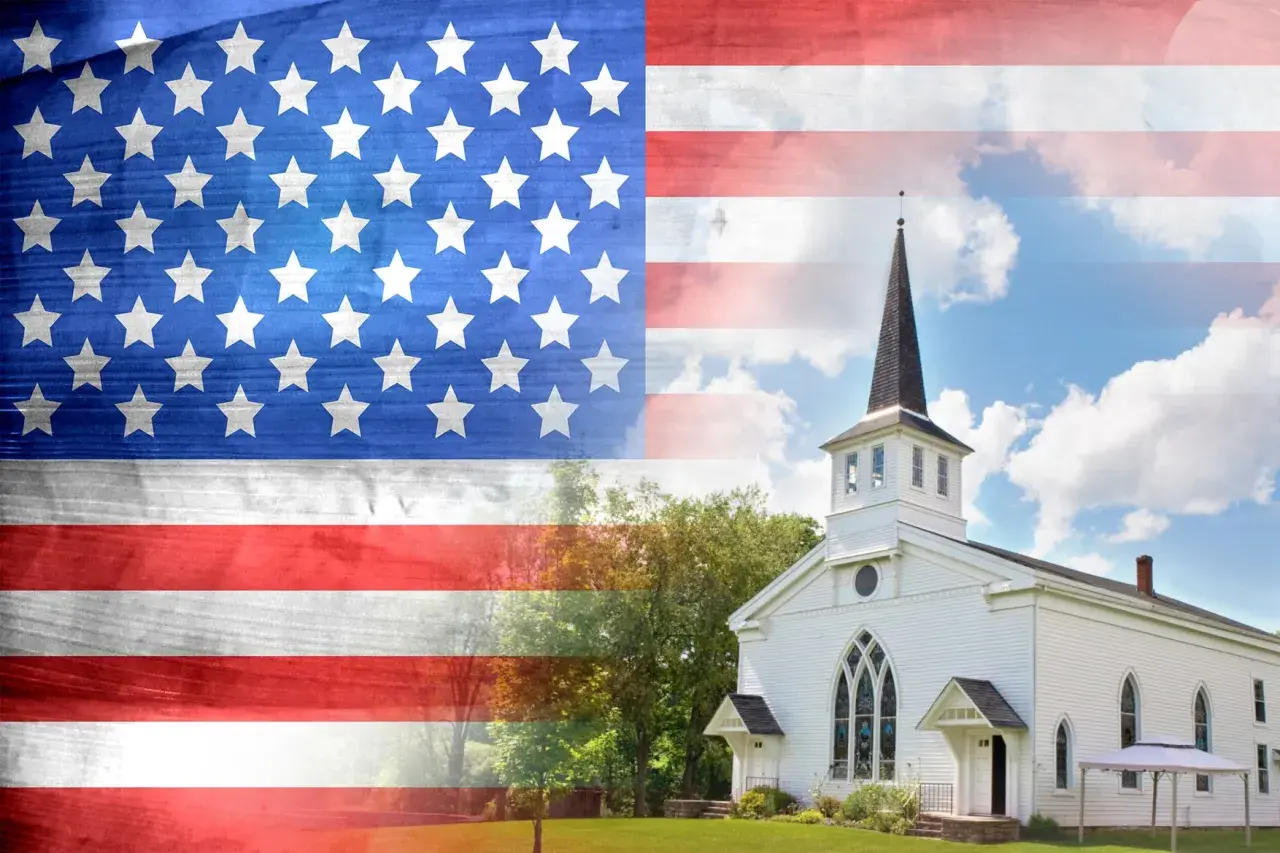 Amerikanische Flagge über einer weißen Kirche, die die Präsenz von Katholiken in den USA symbolisiert.