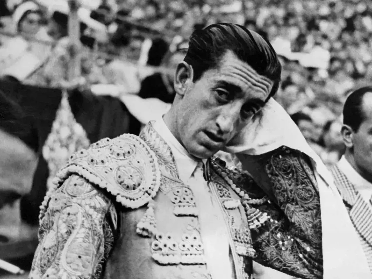 Un torero, parte de los 100 mejores toreros de la historia, se seca el sudor con un pañuelo.