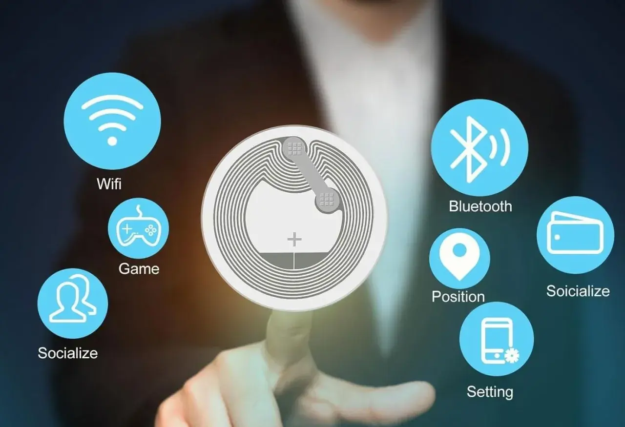 Un dedo toca un chip NFC que muestra iconos de Wifi, Bluetooth, juegos, redes sociales, posición, billetera y configuración.
