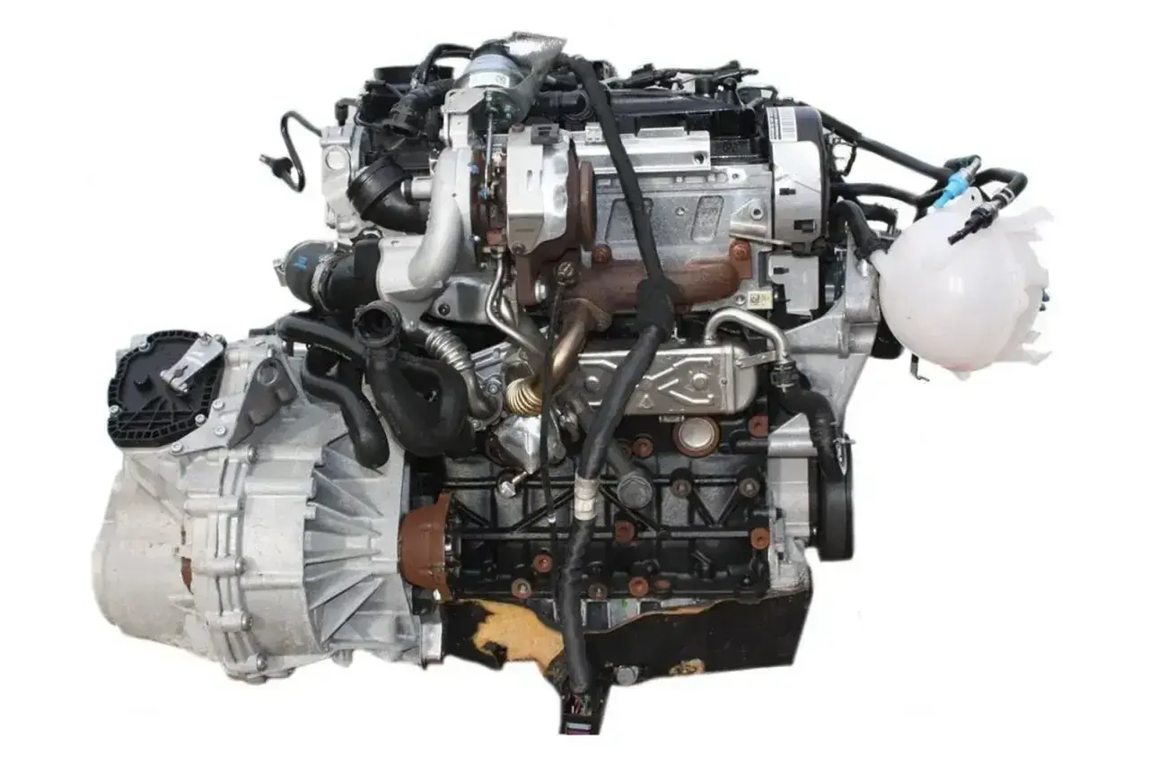 Silnik 1.6 TDI z turbosprężarką i skrzynią biegów, gotowy do montażu.