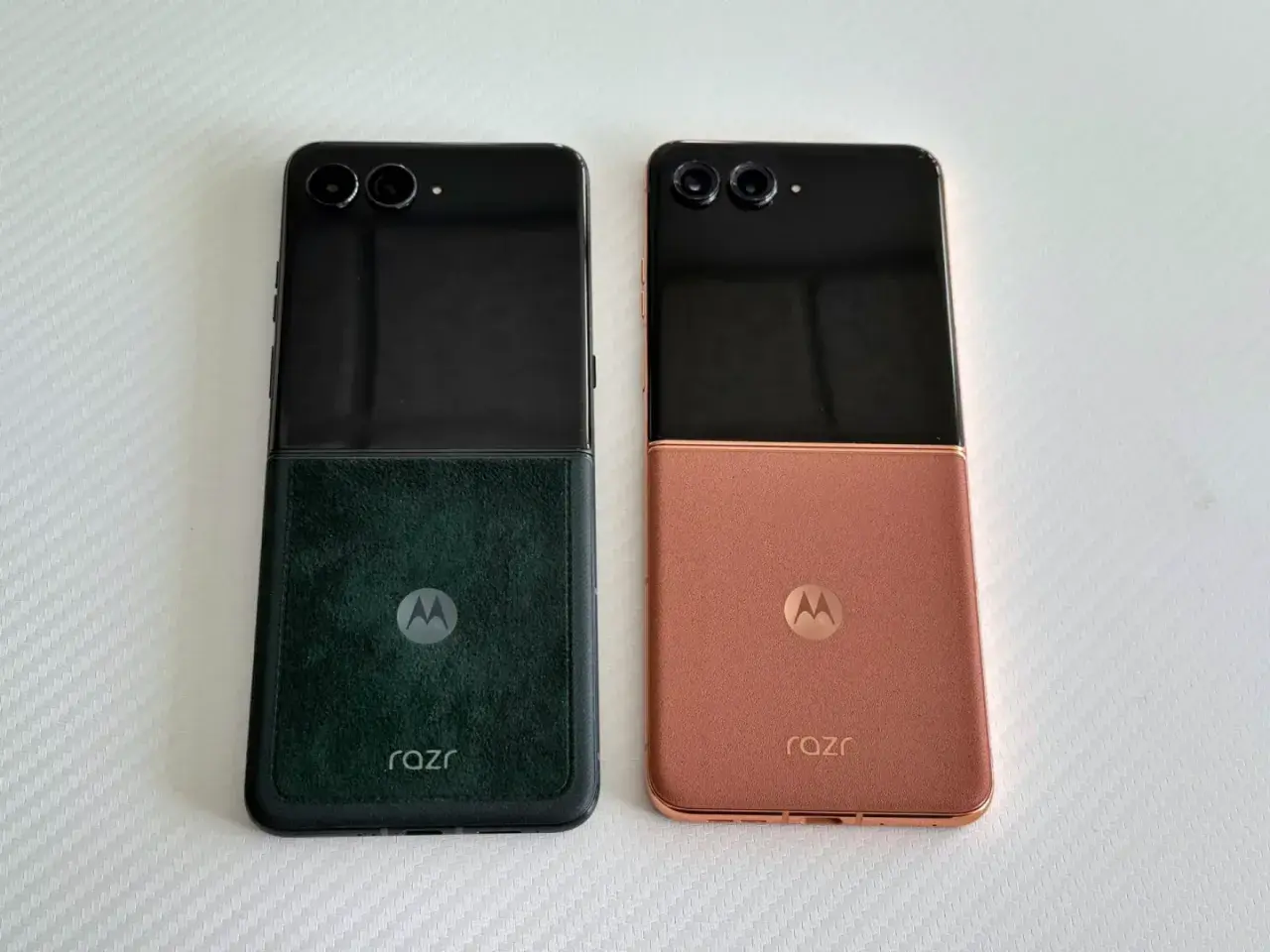 Dwa składane telefony Motorola RAZR w kolorach czarnym i miedzianym. Producent Motorola oferuje stylowe urządzenia.