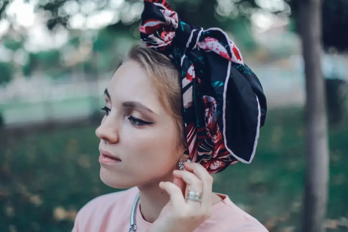 Elegancka opaska na głowę z wzorem kwiatowym, jak nosić ją stylowo.