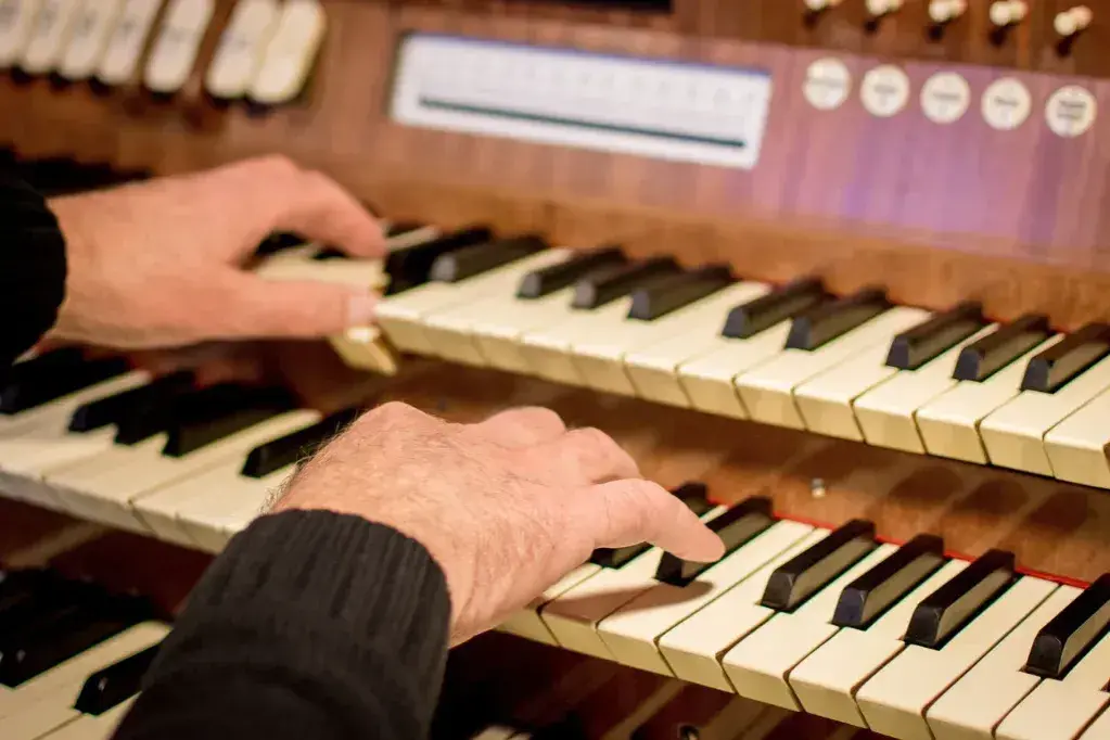 Ile zarabia organista w kościele? Zaskakujące fakty o wynagrodzeniach