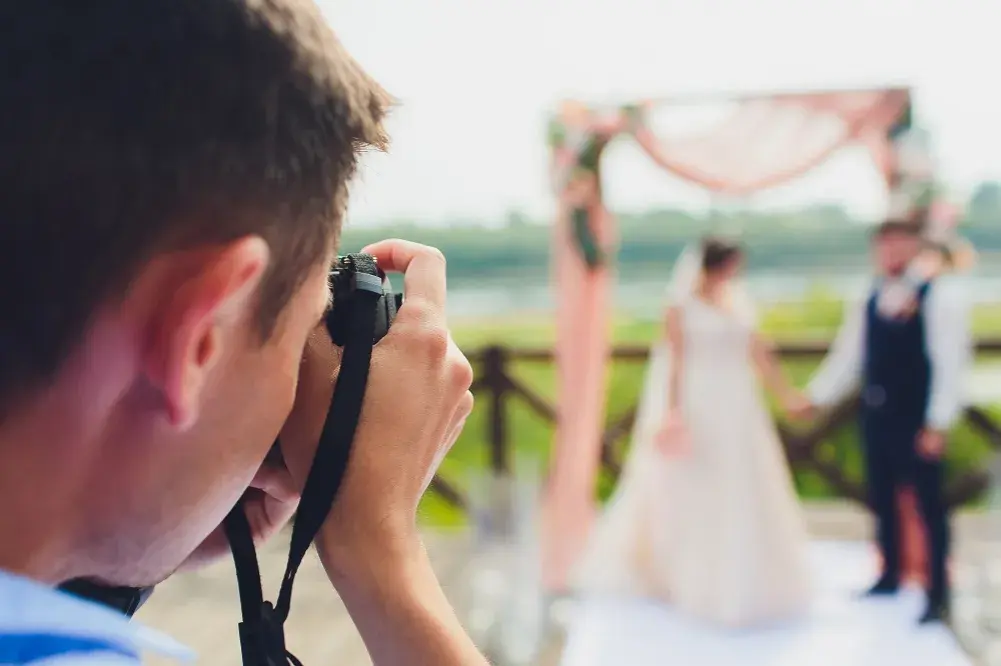 Jak znaleźć fotografa na ślub? Poradnik krok po kroku