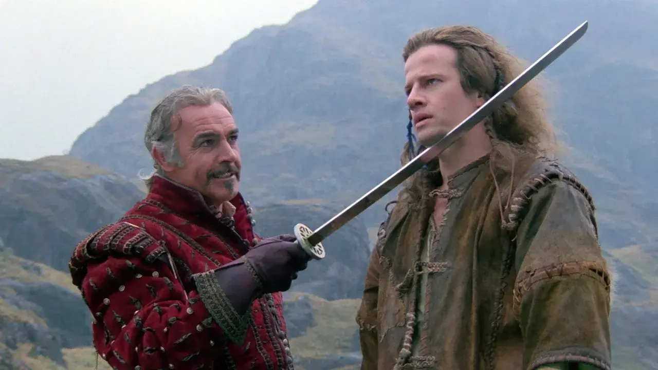 Sean Connery et Christopher Lambert dans une scène du film Highlander. L'un tient une épée, l'autre est prêt au combat.