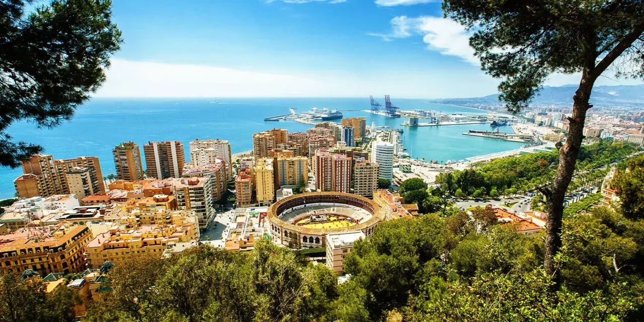 Vue panoramique de Malaga : arène, port, mer bleue. Idéal pour savoir que faire à Malaga.