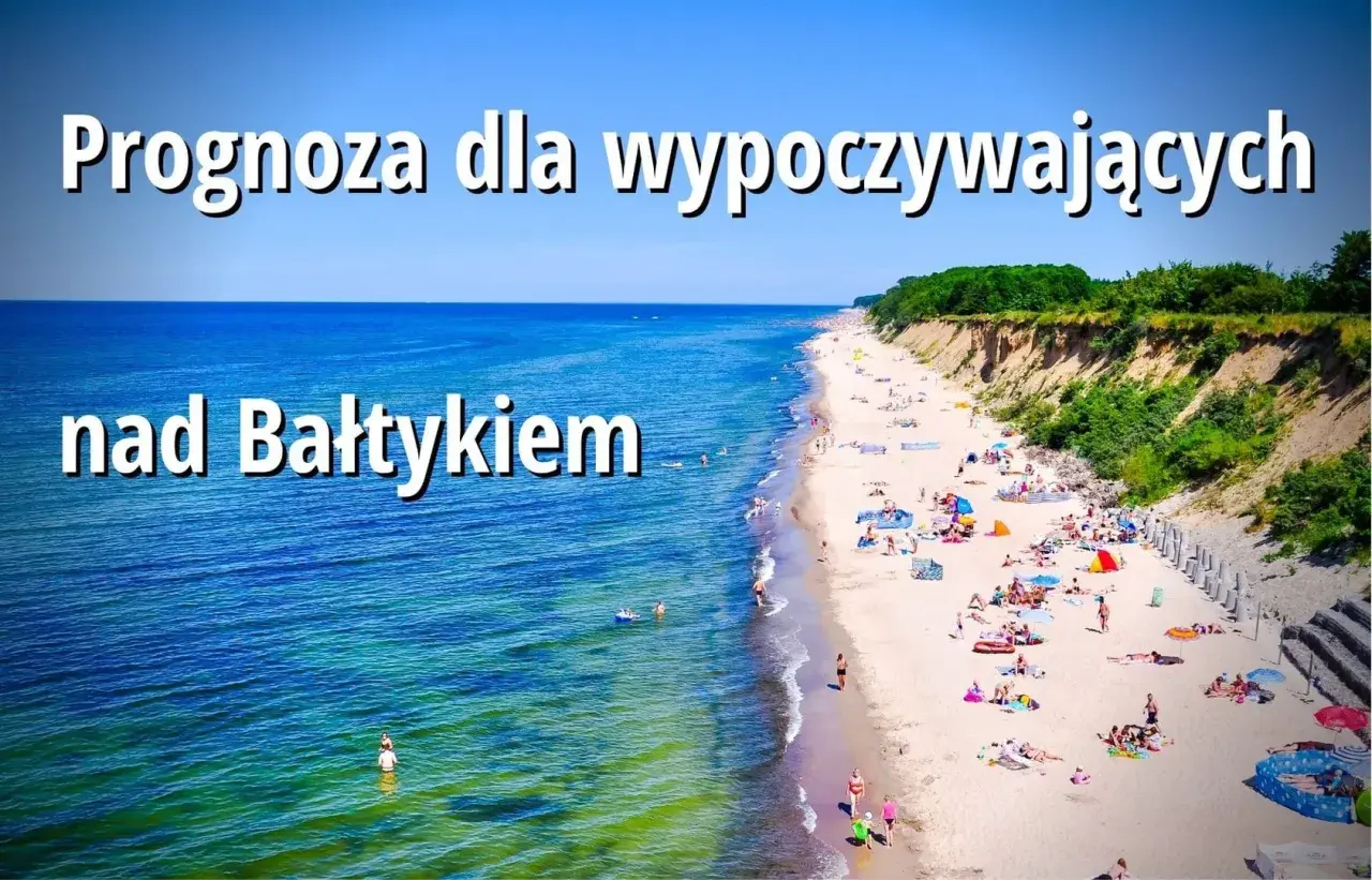 Słoneczna plaża nad Bałtykiem pełna wypoczywających ludzi. Idealna pogoda nad morzem zachęca do kąpieli i opalania.