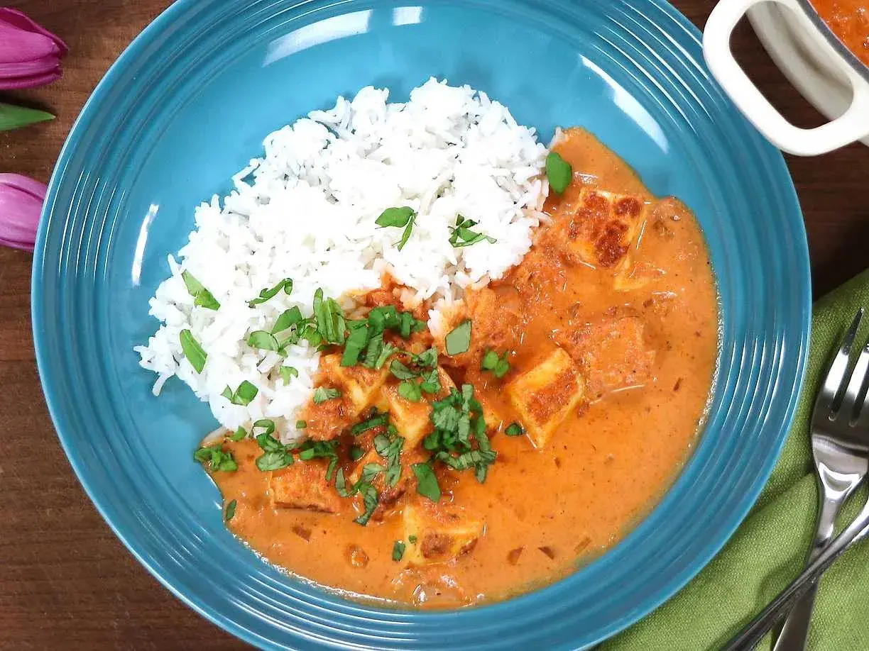 En krämig curry med halloumi och ris, toppad med färska örter. En härlig vegetarisk rätt som smakar sommar.