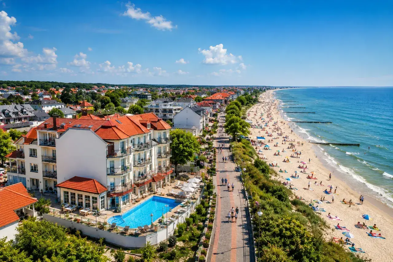 Fajny hotel nad morzem z basenem i widokiem na plażę pełną turystów. Idealne miejsce na wakacje.