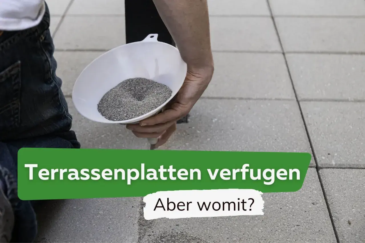 Eine Hand füllt mit einem Trichter feinen Sand in die Fugen von Terrassenplatten. So lassen sich Terrassenplatten verfugen.