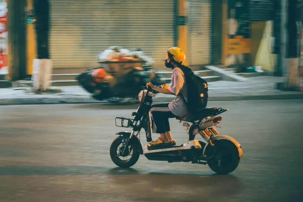 Czy skuter to motorower? Odkryj różnice i przepisy prawne