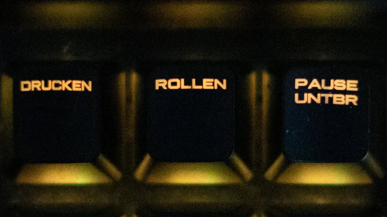 Tasten "Drucken", "Rollen" und "Pause/Unterbr" mit orangefarbener Beleuchtung. Der Scroll Lock-Modus ist hier nicht sichtbar.