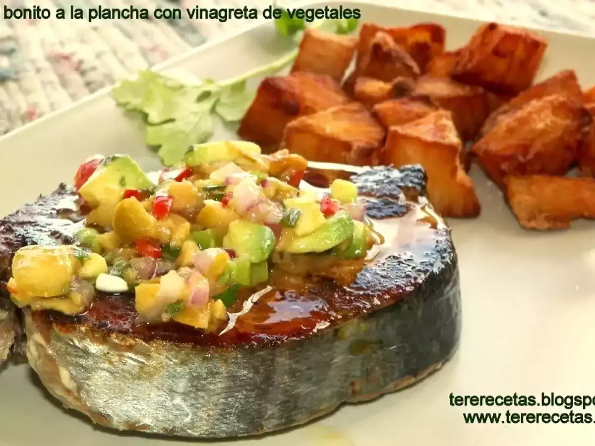 Bonito a la plancha con vinagreta de vegetales y unas bonito rodajas de patatas fritas.