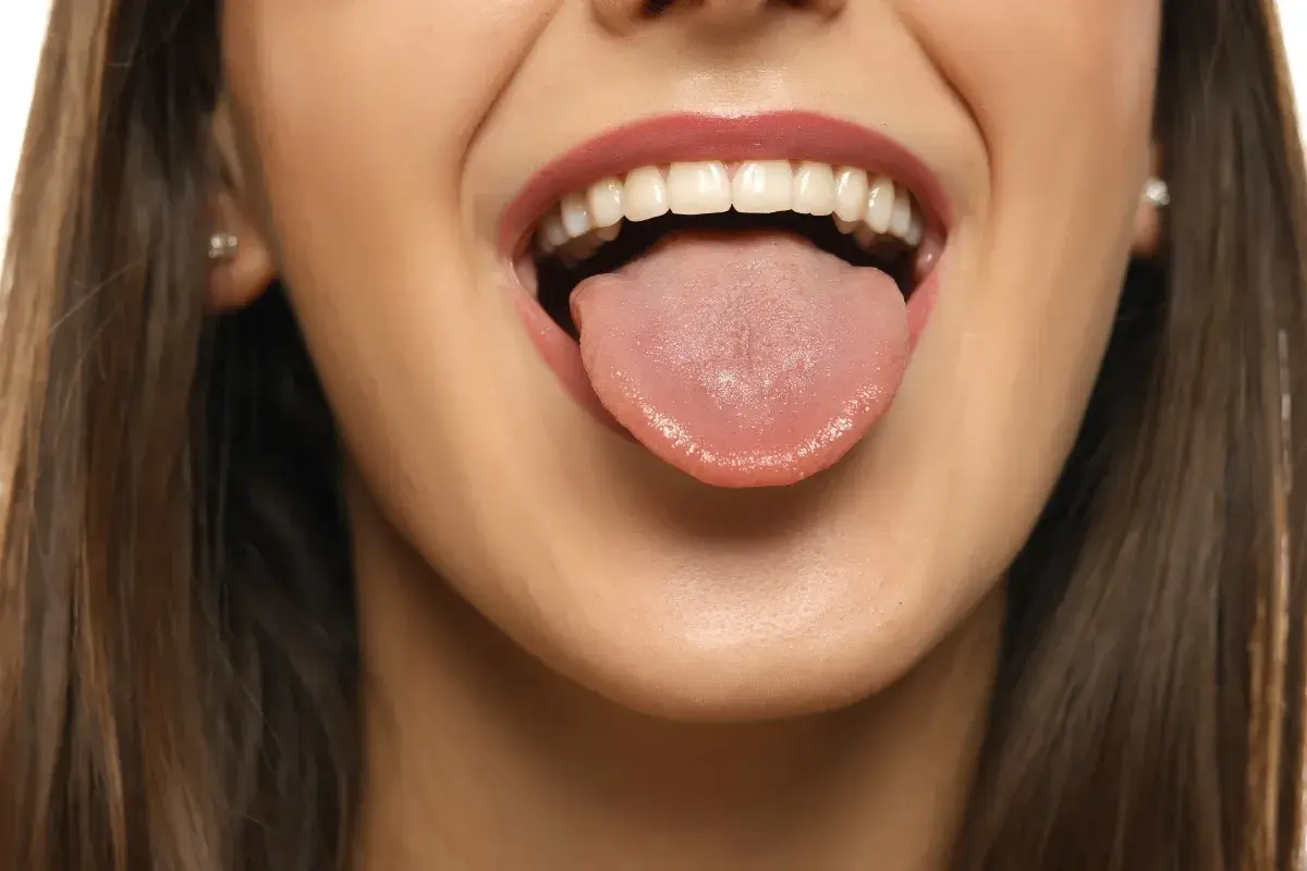 Bocca aperta con lingua fuori, un sorriso che promette un sapore dolce in bocca.