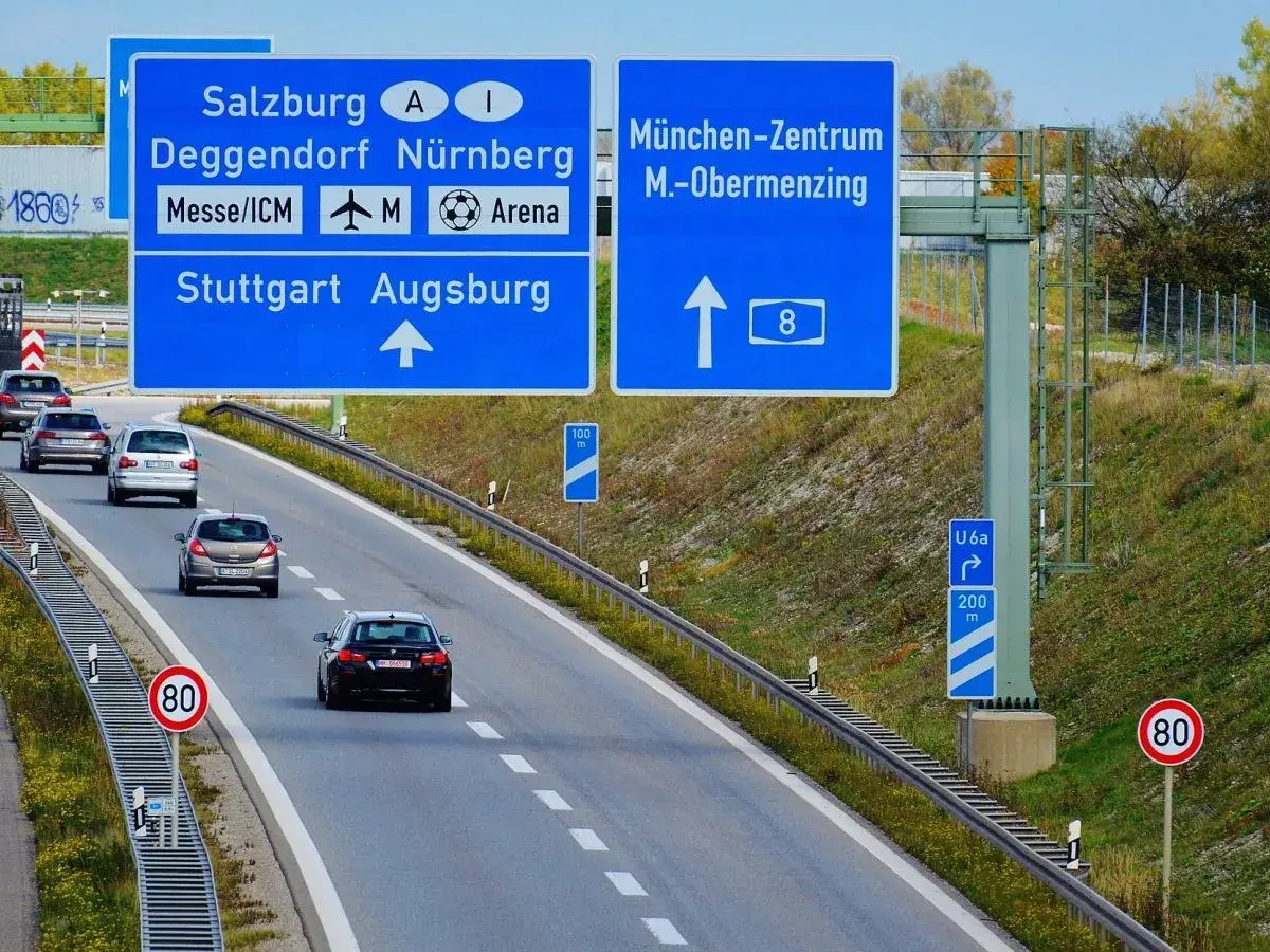 Na niemieckiej autostradzie, gdzie niektóre odcinki nie mają limitu prędkości, samochody jadą w kierunku Monachium i innych miast.