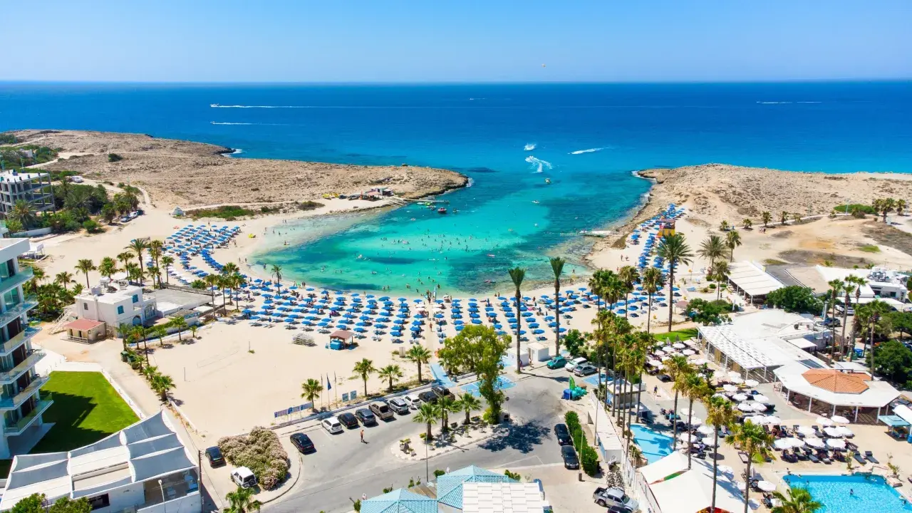 Ayia Napa: Co zwiedzić? Rajskie plaże i sekrety Cypru poza imprezą