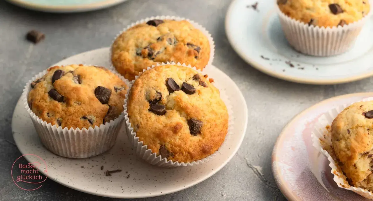 Schokoladenmuffins, perfekt für einfache muffin rezepte. Saftig und mit vielen Schokostückchen.
