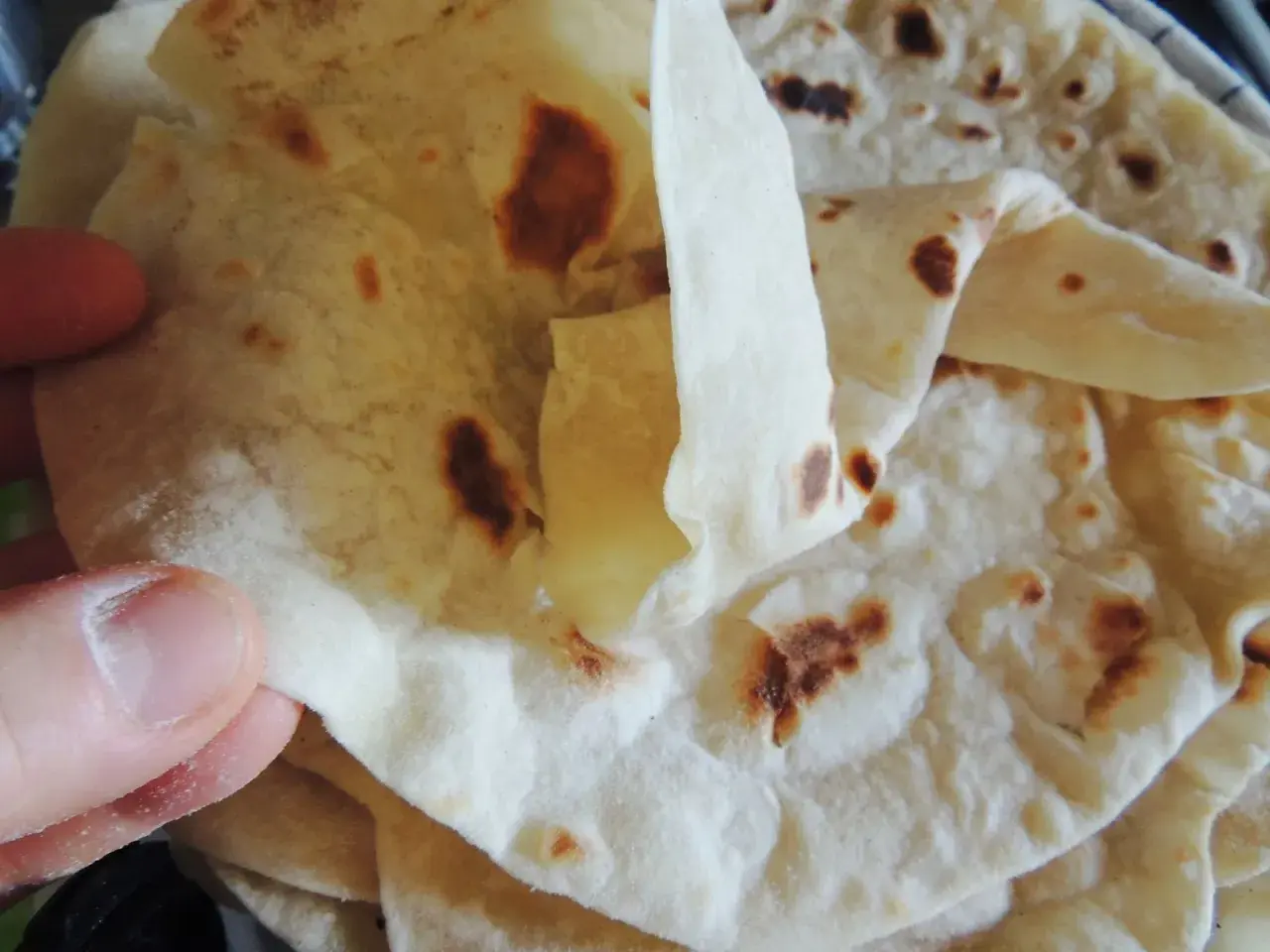 Ciepła tortilla na patelni, lekko przypieczona, gotowa do podania.