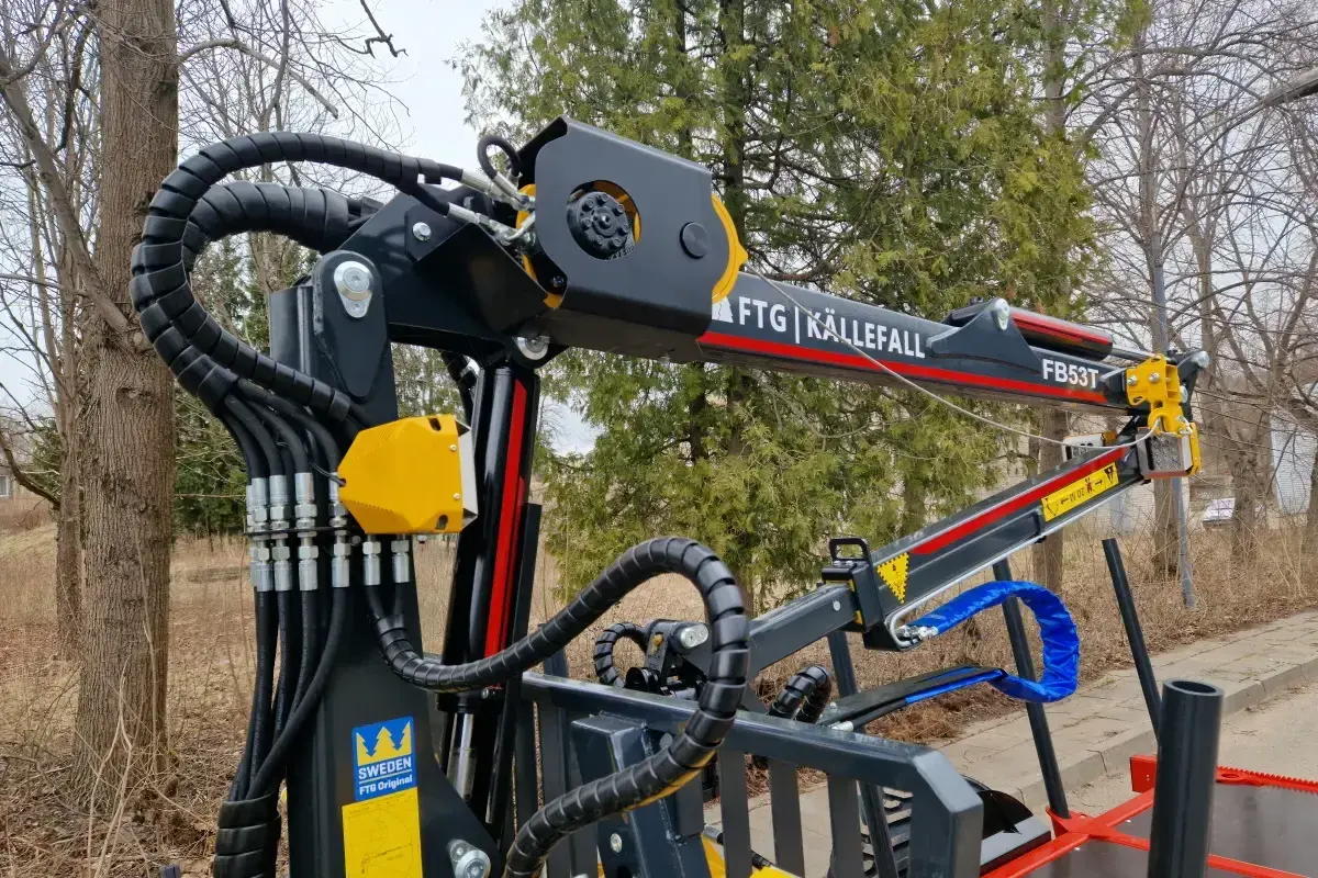 Ein FTG Källefall Forstkran Baussatz, bereit für den Einsatz im Wald.