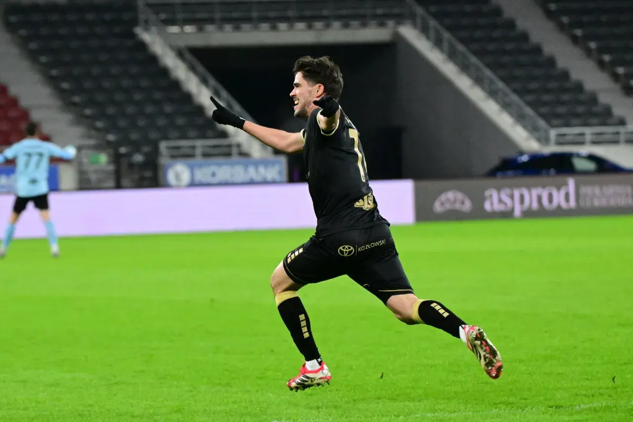 Piłkarz w czarnej koszulce z numerem 7 świętuje bramkę w meczu Pogoń Szczecin – Korona Kielce.