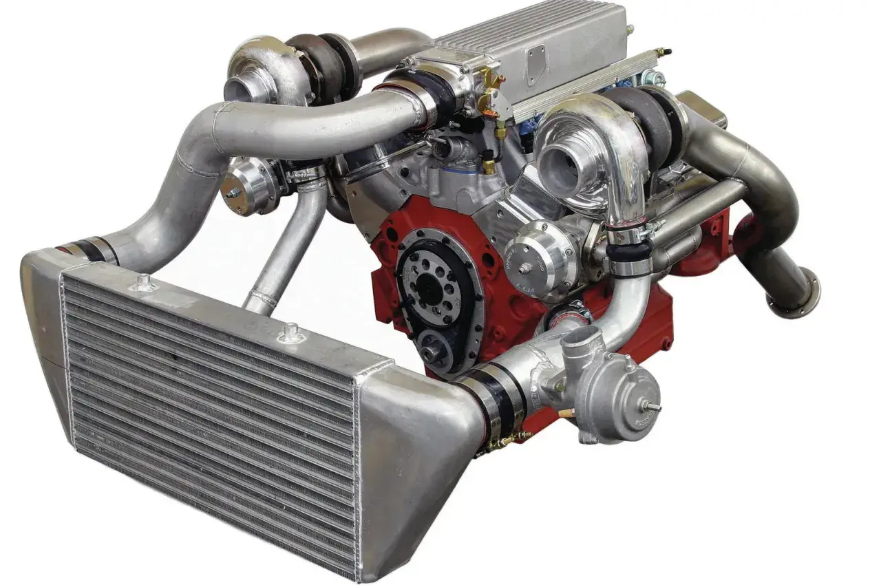 Motore V8 potenziato con doppio turbo. L'intercooler si trova frontalmente, pronto a raffreddare l'aria compressa per massimizzare le prestazioni.