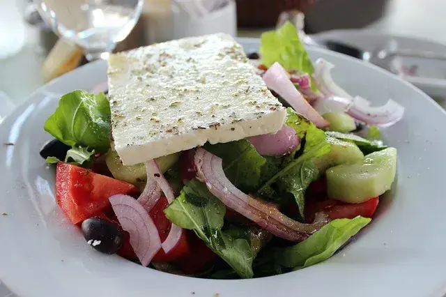 Jaki ser feta do sałatki greckiej? Odkryj najlepsze opcje!