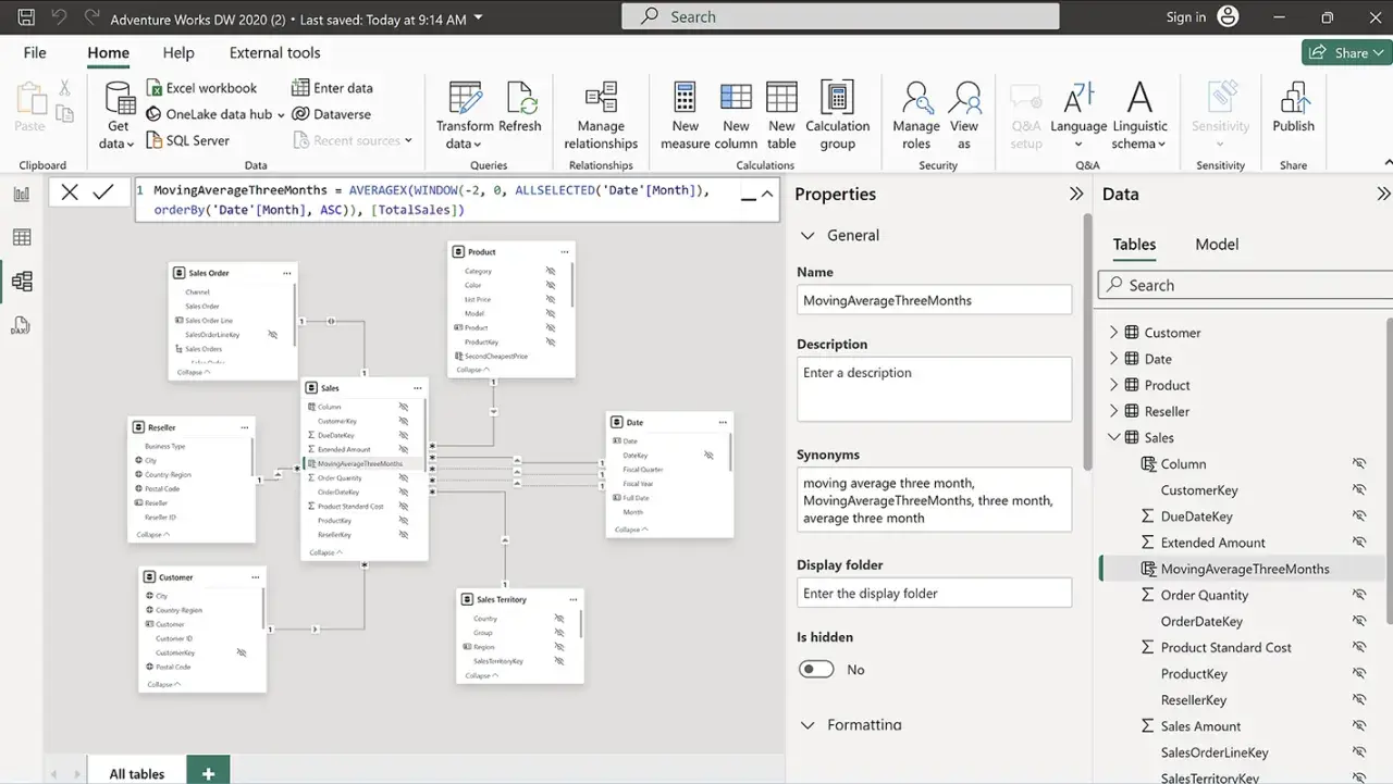 Modello dati Power BI con tabelle correlate: Sales, Customer, Product, Reseller, Date e Sales Territory. La tabella Sales contiene la misura "MovingAverageThreeMonths".